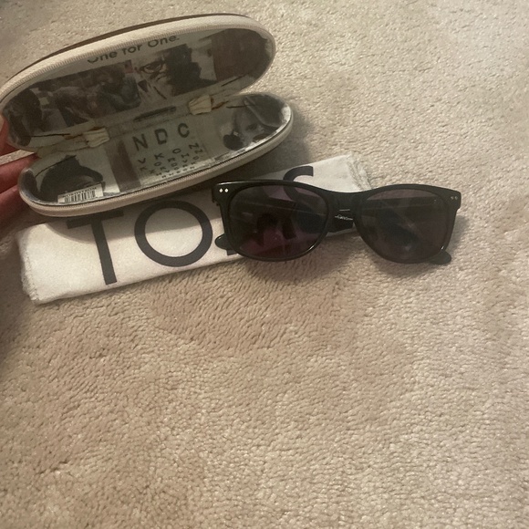 Toms Accessories - Tom’s sunglass with case